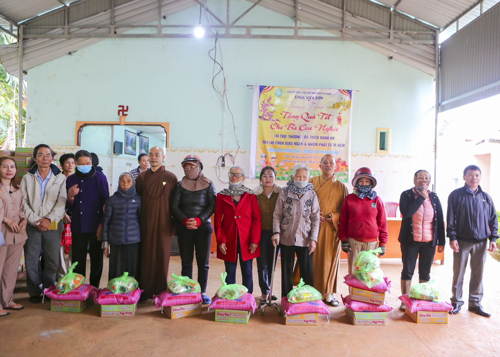 Chùa Viên Sơn kết nối trao tặng 200 phần quà Tết tại xã Quảng Tân, huyên Tuy Đức, tỉnh Đắk Nông.