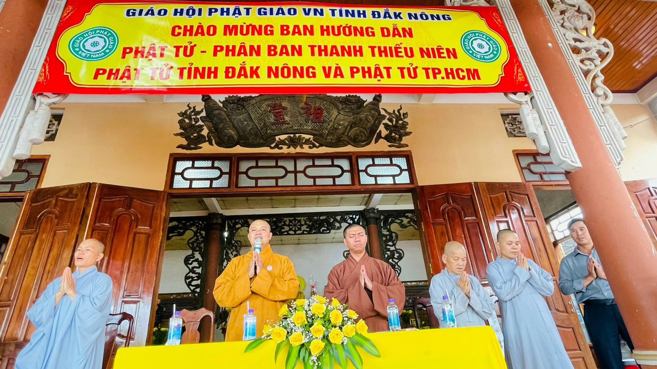 Phân ban Thanh thiếu niên Phật tử tỉnh Đắk Nông thăm và tặng quà đến các em CLB chùa Phước Quang và chùa Phước Nguyên. 