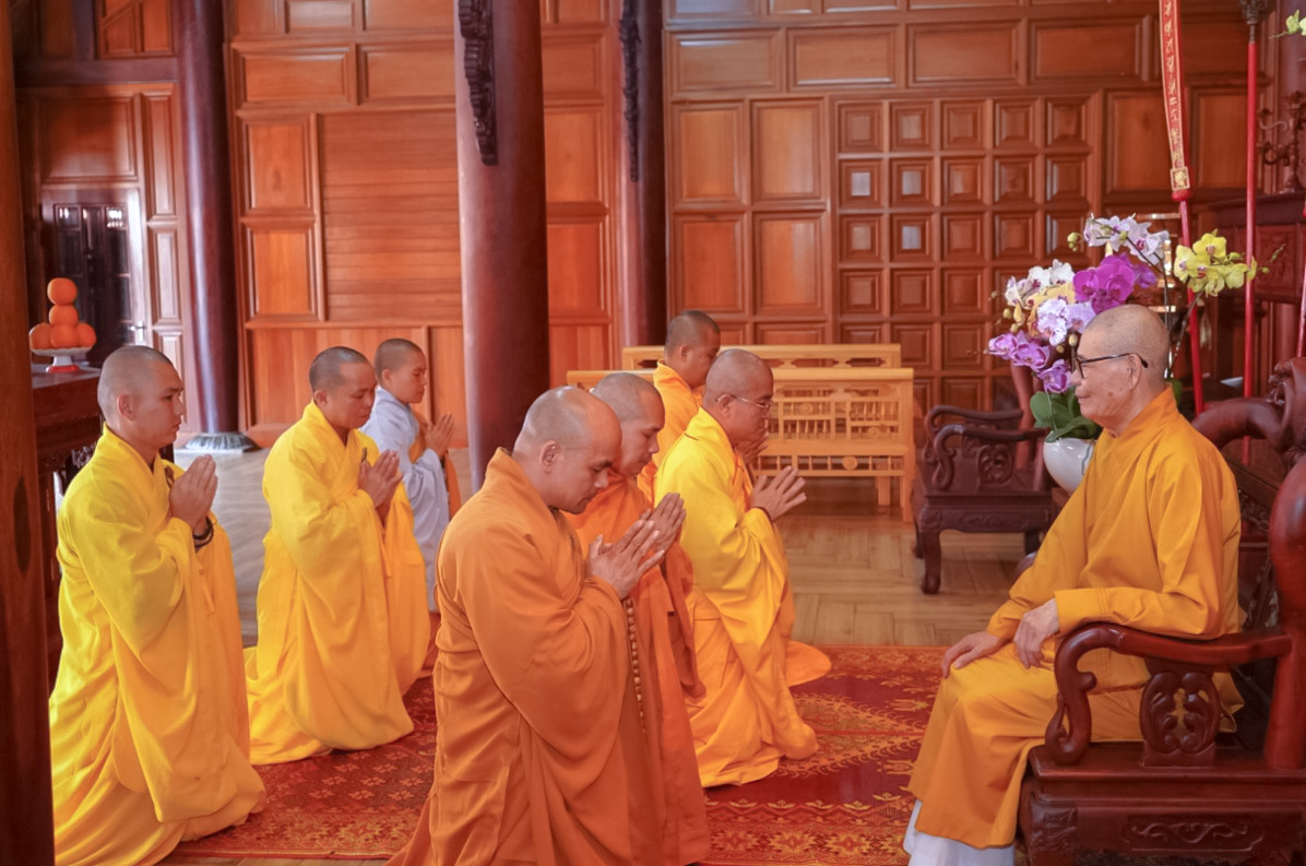 Tân Ban Trị sự Phật giáo tỉnh Đăk Nông đảnh lễ chư Tôn đức trong Ban Chứng minh.