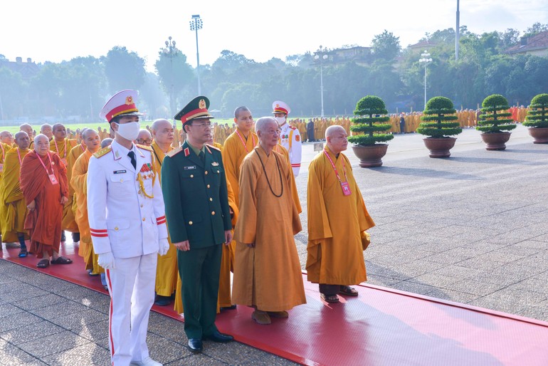 Đại biểu Đại hội Phật giáo toàn quốc lần IX vào lăng viếng Chủ tịch Hồ Chí Minh
