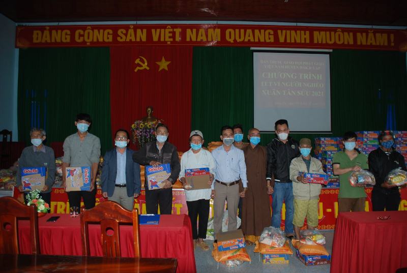 Ban Từ thiện PG huyện ĐăkRlấp thăm, tặng 100 phần quà  TẾT vì người nghèo tại xã Nhân Cơ