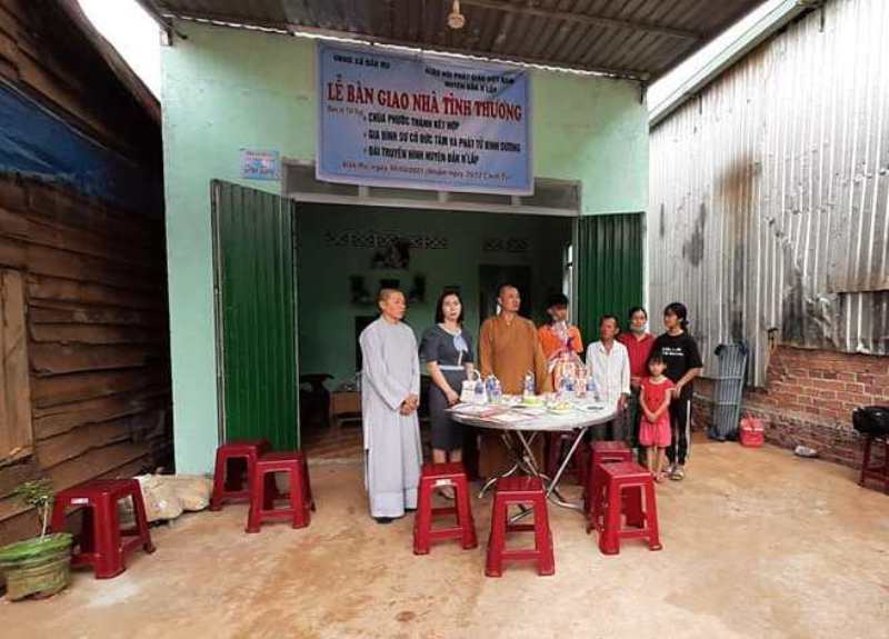 Đak RLấp: Trao tặng nhà tình thương tại thôn Châu Thành, xã Đak Ru