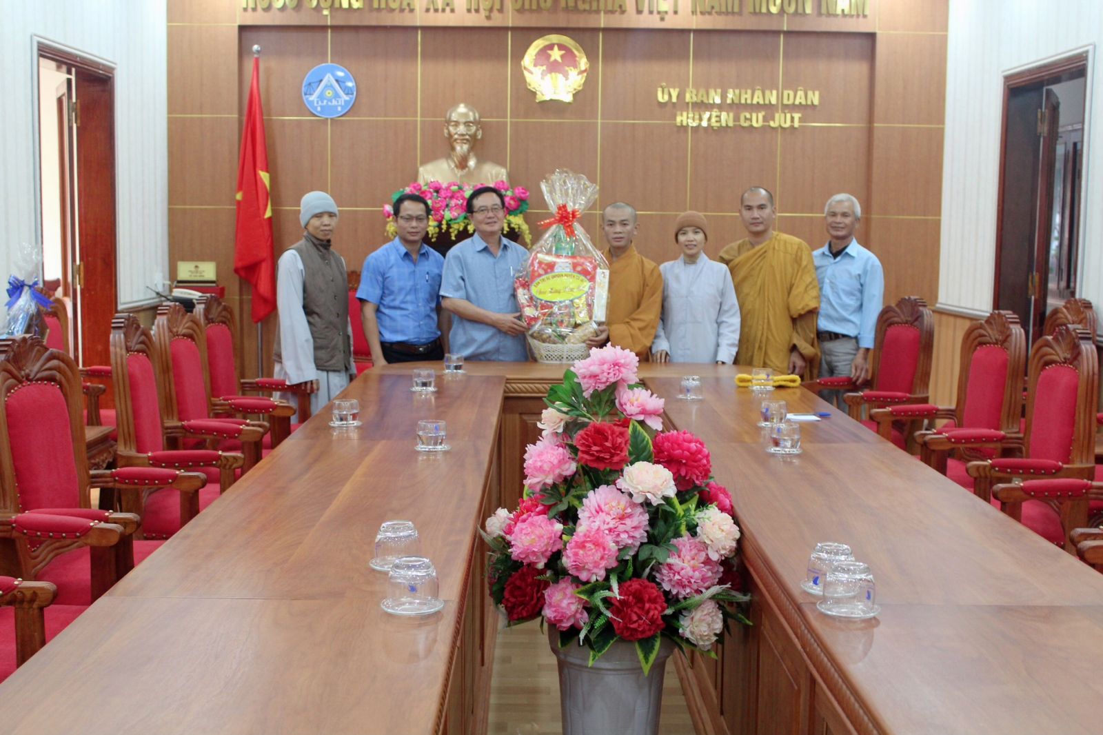 Ban Trị Sự Phật Giáo huyện Cư Jut
thăm chúc Tết lãnh đạo Chính quyền Địa Phương