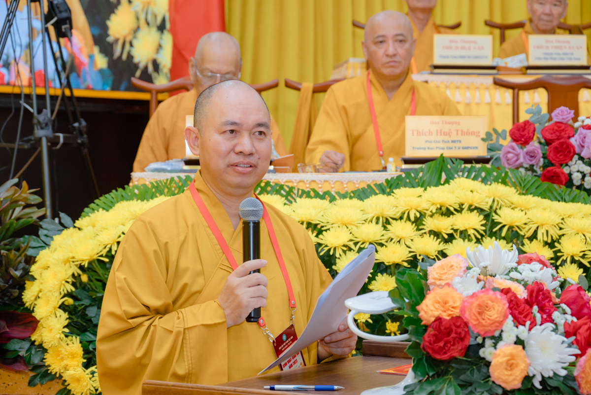 Thượng tọa Thích Đức Thiện, Phó Chủ tịch kiêm Tổng Thư ký HĐTS báo cáo kết quả hoạt động Phật sự Quý I, II/2023 và các Phật sự trọng tâm trong Quý III, IV/2023