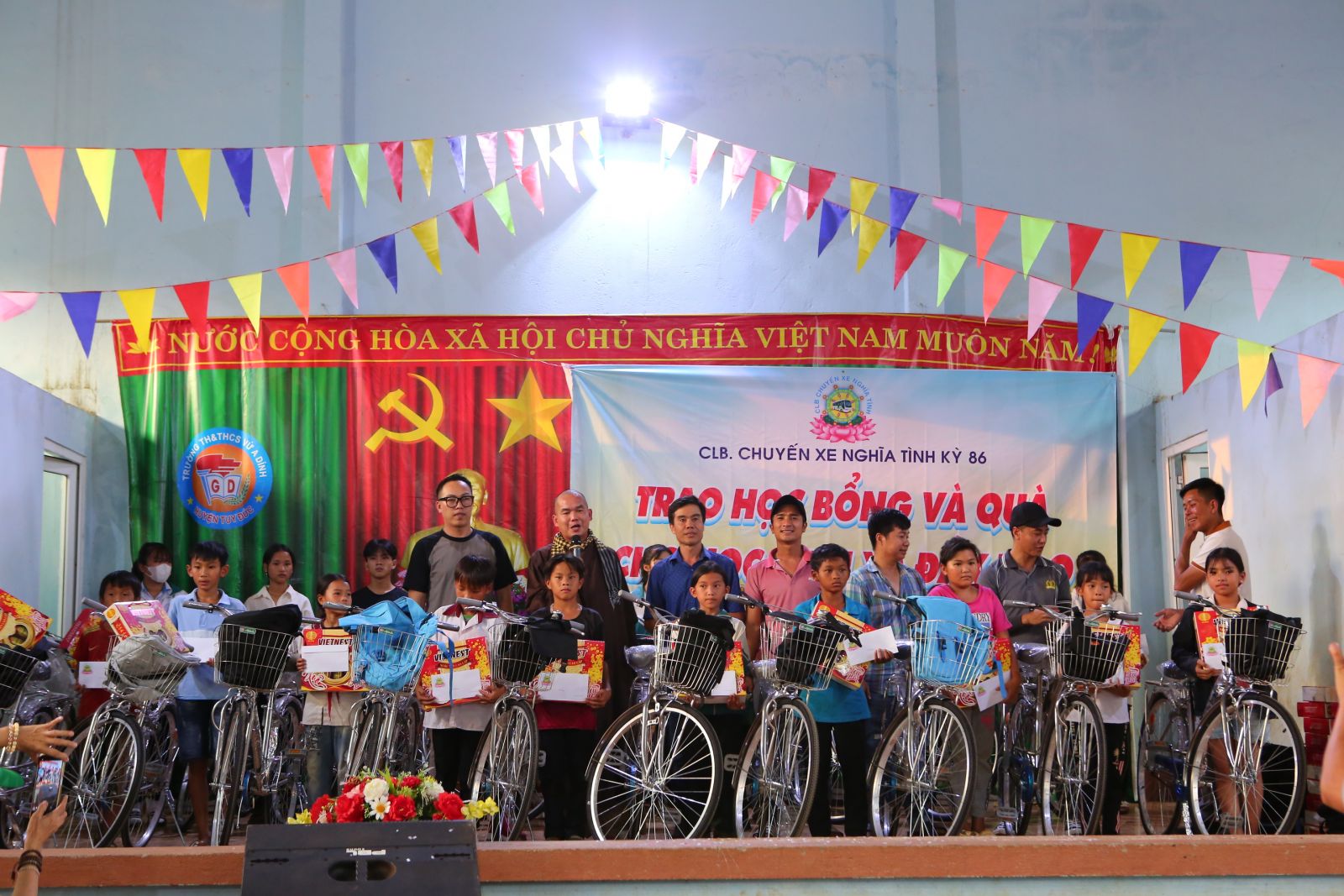 Đăk Ngo. Câu Lạc bộ Chuyến Xe Nghĩa Tình kỳ 86 trao Học Bổng, xe đạp và quà cho Học sinh nghèo