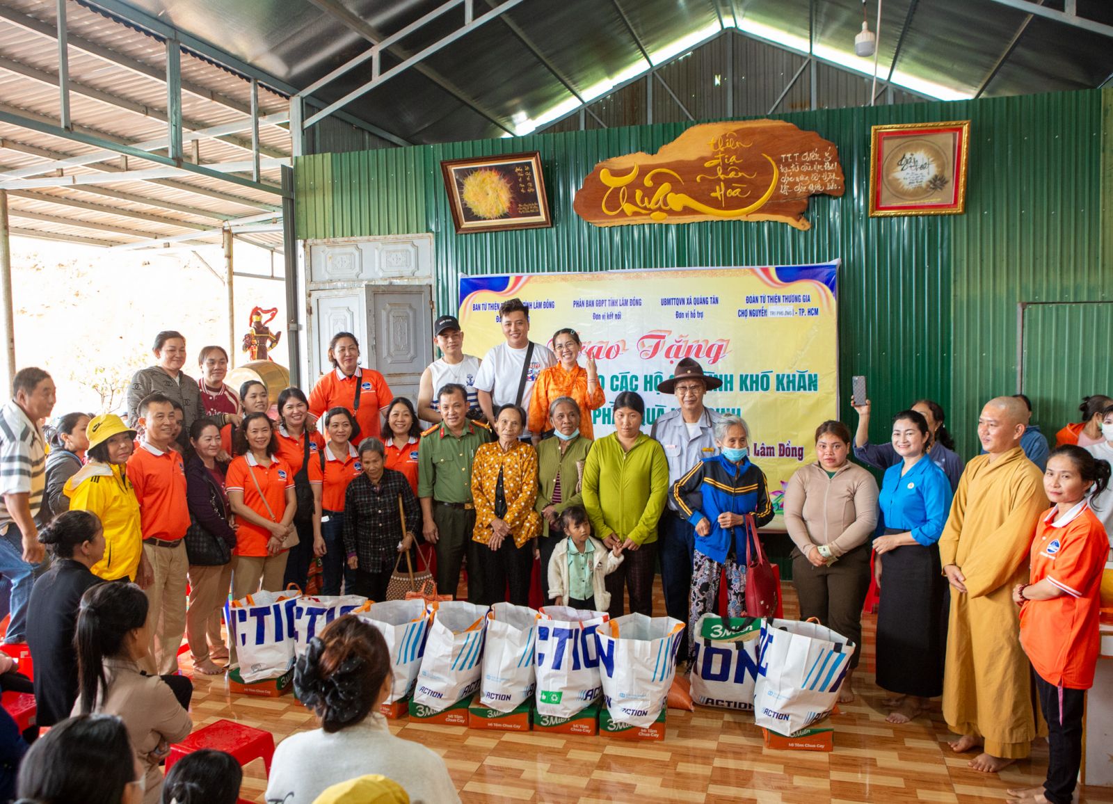Chương Trình Trao Tặng 700 Phần Quà Yêu Thương