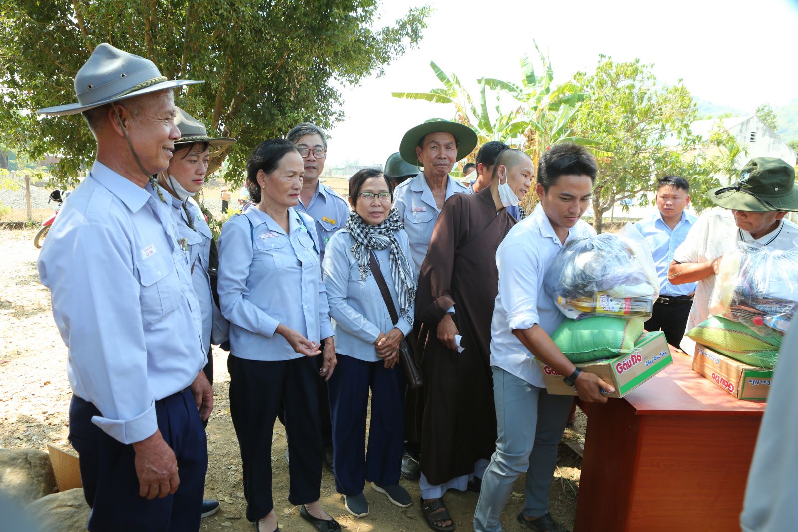 Phân Ban Gia Đình Phật Tử tỉnh Đắk Nông Kết nối Đoàn Từ Thiện Phát 200 xuất quà cho hộ Nghèo và 700 phần quà bánh kẹo cho Trẻ em.
