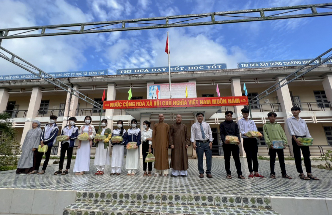 Ban Trị sự Phật giáo huyện K’Rông Nô trao tặng 42 bộ sách giáo khoa đến các em trường THPT Trần Phú