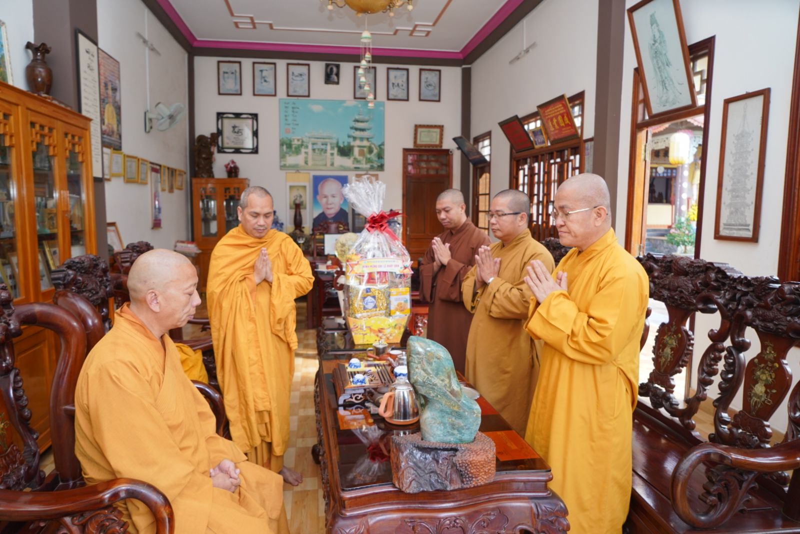 Ban Trị sự Phật giáo tỉnh Đảnh lễ chúc mừng Đại lễ Phật đản đến TT.Thích Quảng Tuấn – Chứng minh BTS PG tỉnh
