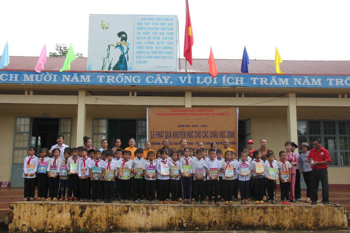 Phân ban Hoằng pháp Dân tộc thiểu số tặng quà đến các em học sinh, đồng bào khó khăn tại xã Đắk R’La và xã Đắk N’Dró