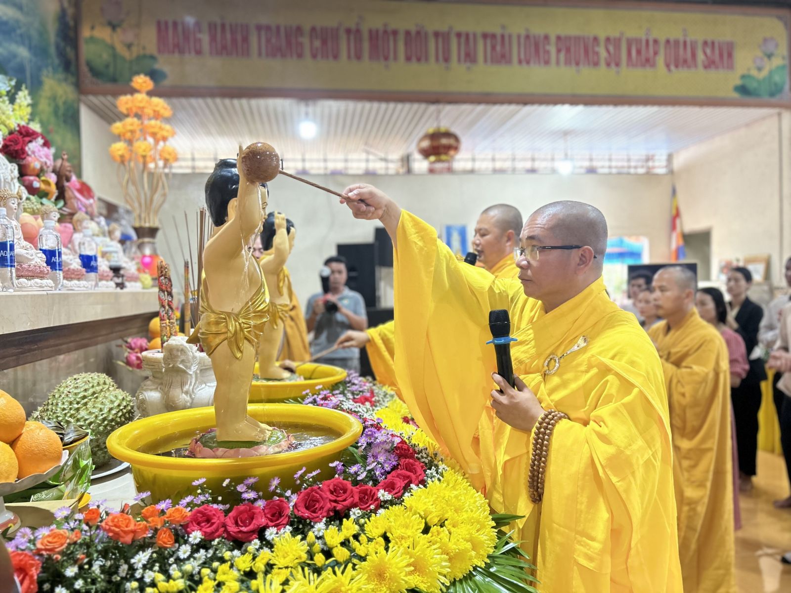 Lễ Phật đản tại chùa Phước Hoa (xã Quảng Tín) và chùa Phước Thành (xã Đắk Ru).