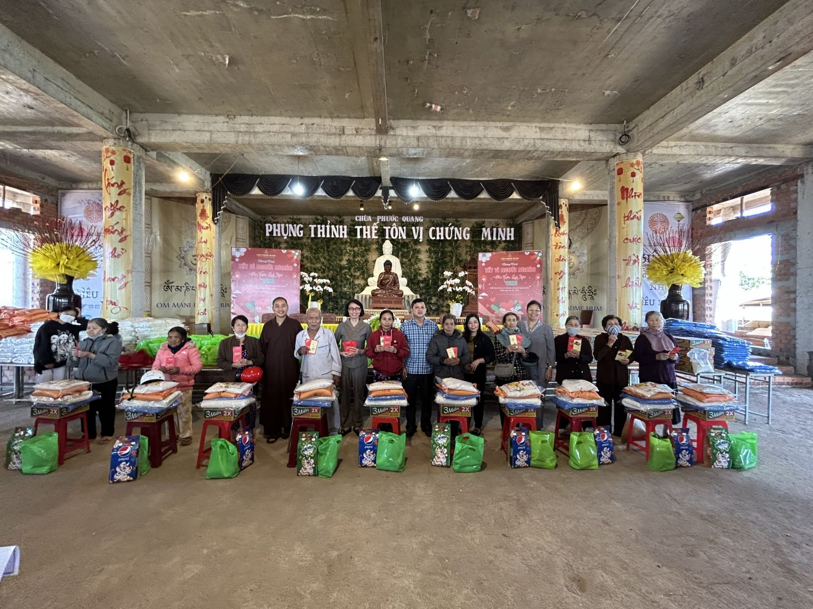 Chùa Phước Quang, xã Nhân Cơ trao tặng 160 suất quà cho bà con nghèo