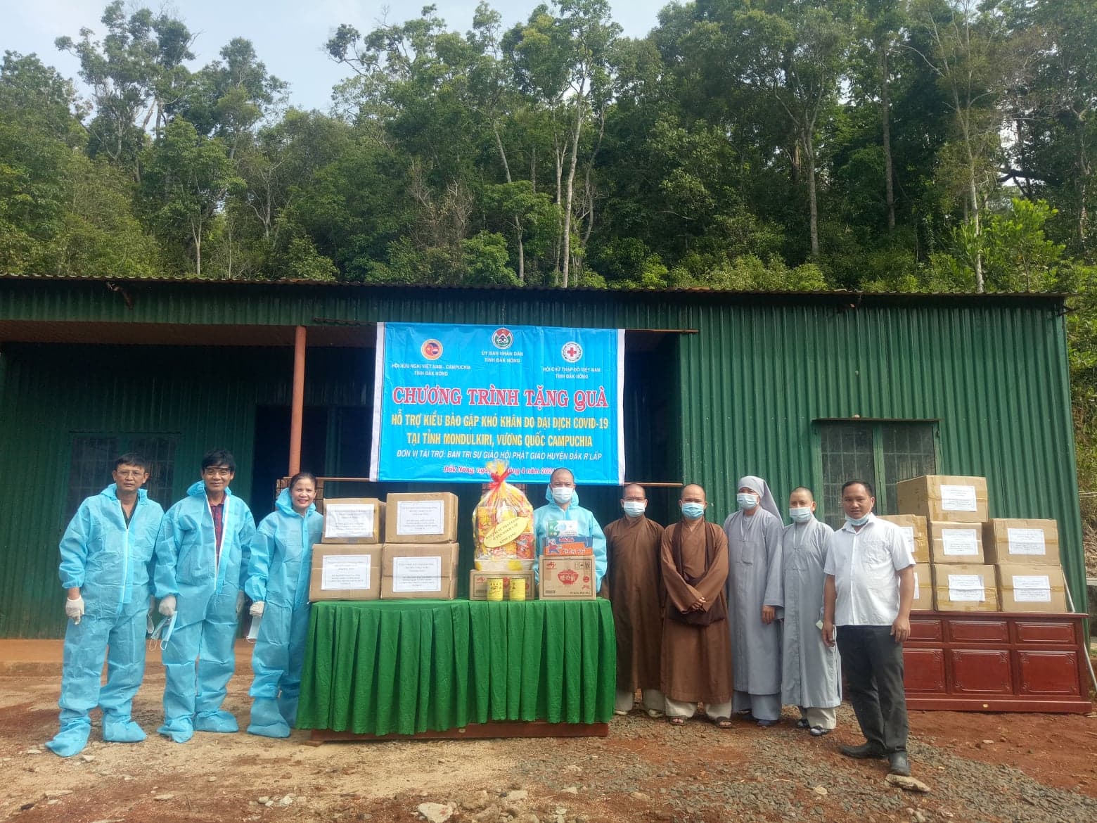 BTS PG huyện Đắk R'lấp hỗ trợ 150 xuất quà cho kiều bào Camphuchia 