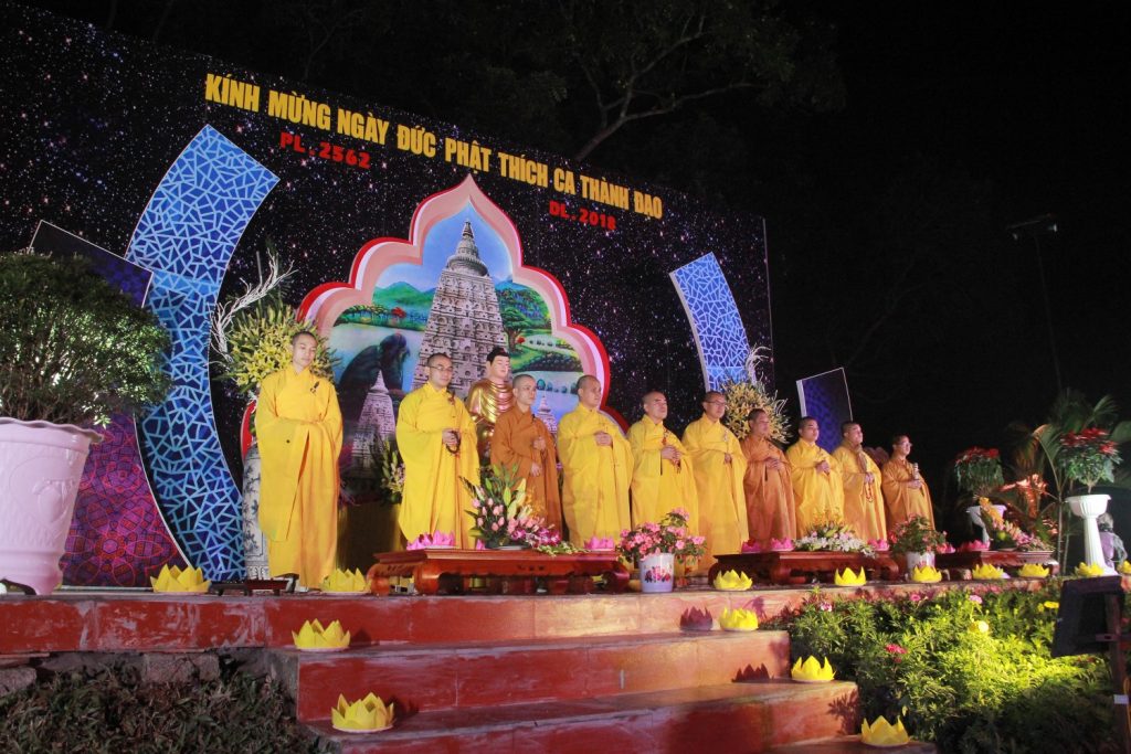 Huyền diệu Đêm hoa đăng kính mừng ngày đức Phật Thành Đạo chùa Đồng Tương-Nghệ An