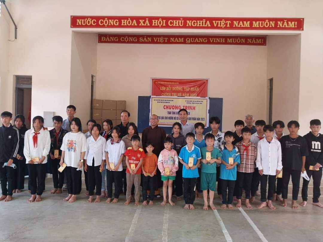 Ban Trị sự Phật giáo huyện Đắk Glong trao tặng giếng nước sạch công cộng tại Trường trung học cơ sở Quảng Hòa 
