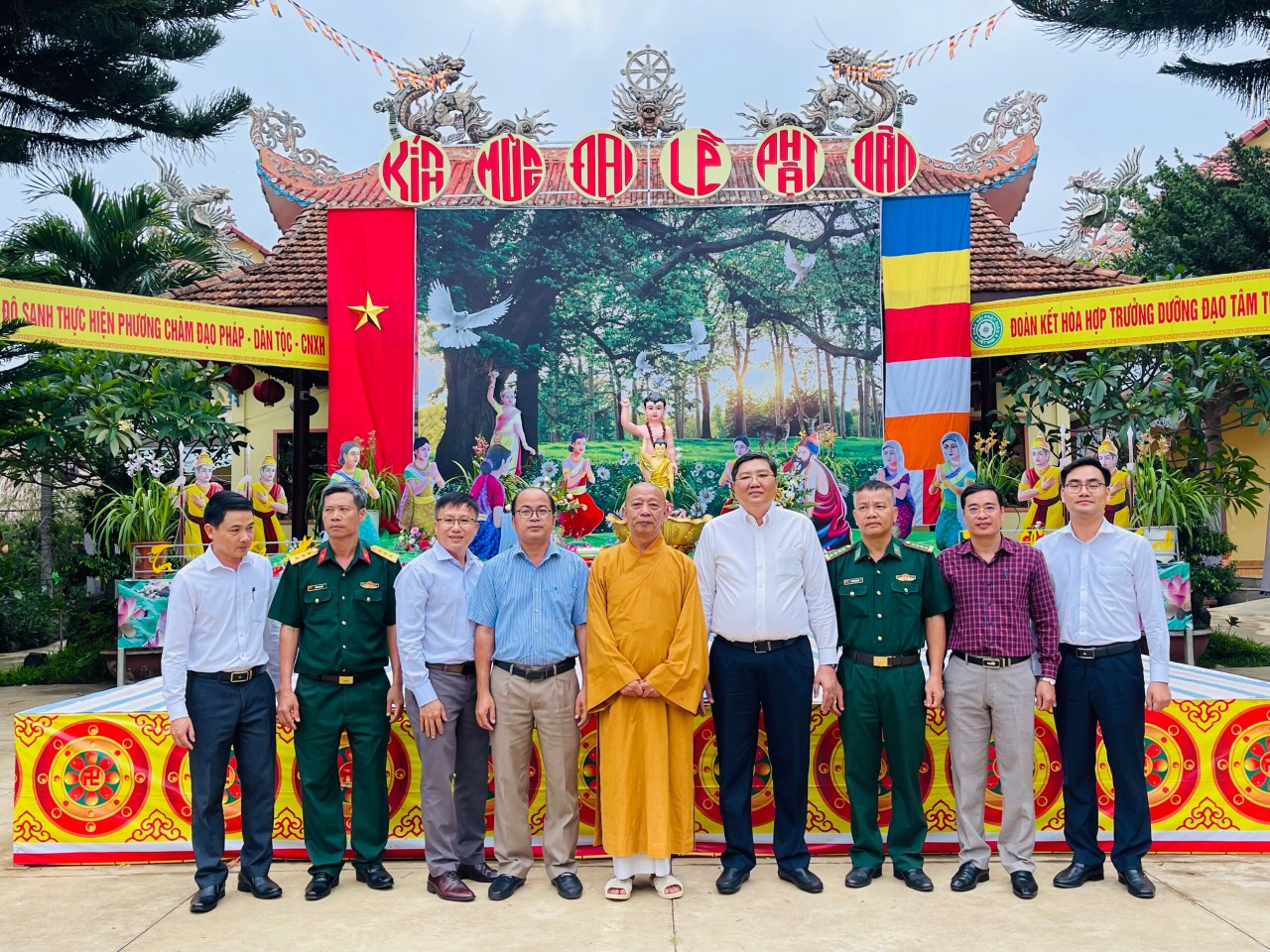 Đắk Mil- chùa Hoa Nghiêm đón lãnh đạo tỉnh Đắk Nông thăm và chúc mừng Đại lễ Phật đản.