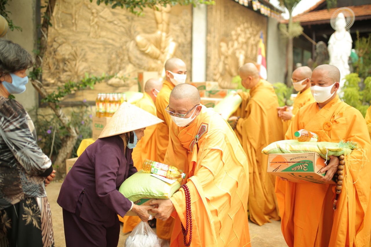 Chùa Hoa Nghiêm tổ chức Phật đản và tặng quà cho người nghèo