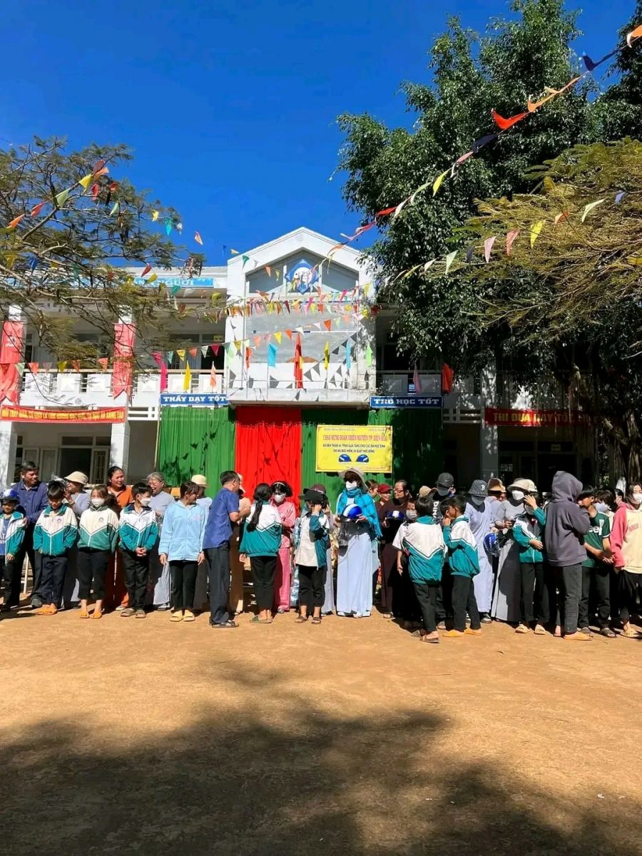 Chùa Trúc Lâm, Nhân Đạo kết nối Mạnh Thường Quân trao tặng mũ tại trường THCS và THPT Lê Hữu Trác.