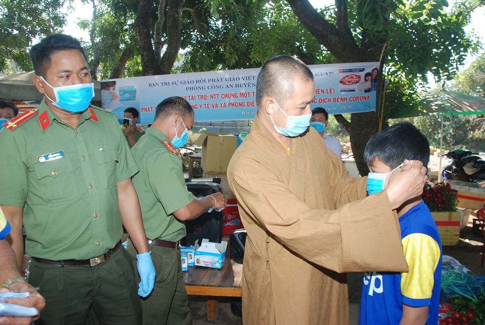 Hình ảnh BTS PG huyện Đắk R'lấp tặng khẩu trang phòng chống dịch corona