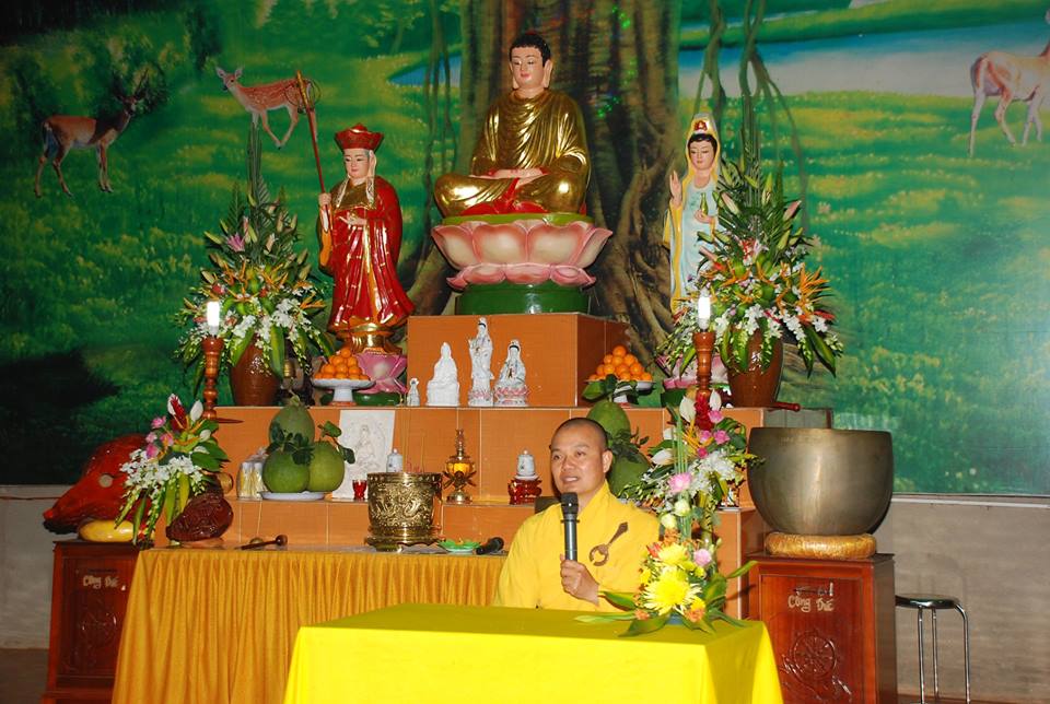 Trì kinh niệm Phật và tổ chức công tác từ thiện trước lễ đặt đá xây Chùa Liên Hoa
