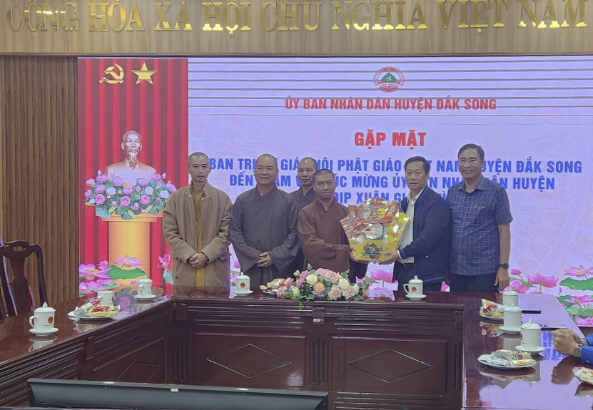 Ban Trị sự Phật giáo huyện Đắk Song chúc mừng Xuân mới Giáp Thìn đến lãnh đạo các Ban, Ngành huyện