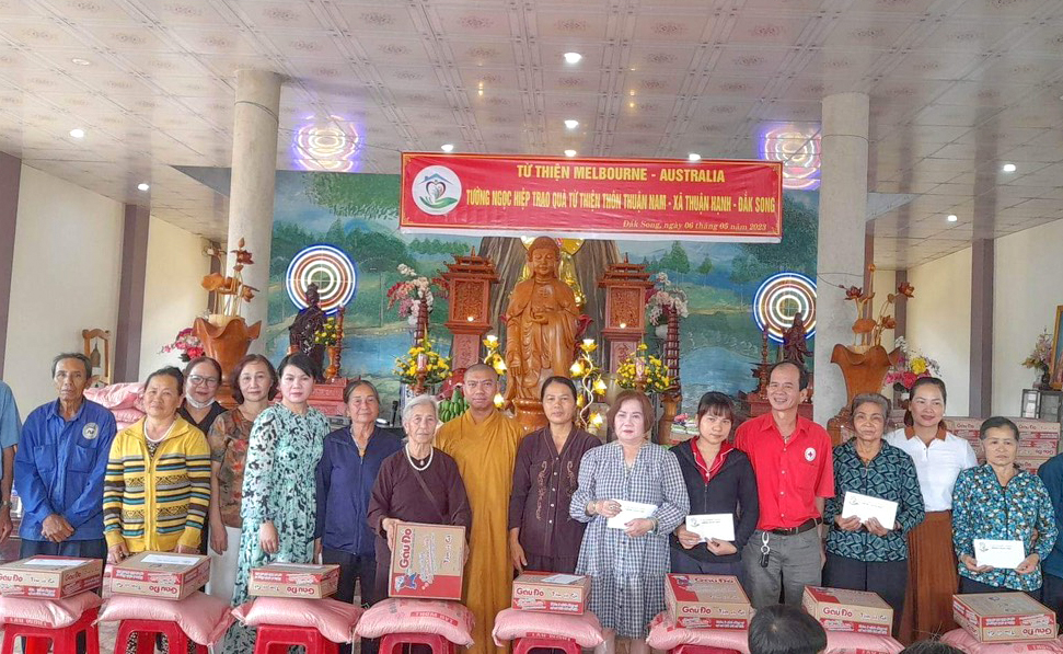 Chùa Quảng Phước trao tặng 100 phần quà đến bà con khó khăn tại xã Thuận Hạnh