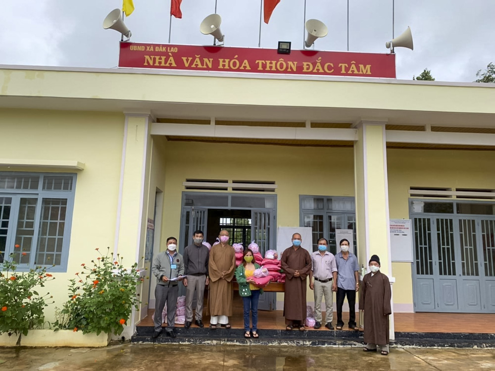Đắk Song : Điểm sinh hoạt tôn giáo Đắc Pháp ủng hộ 100 phần quà đến bà con huyện Đắk Mil