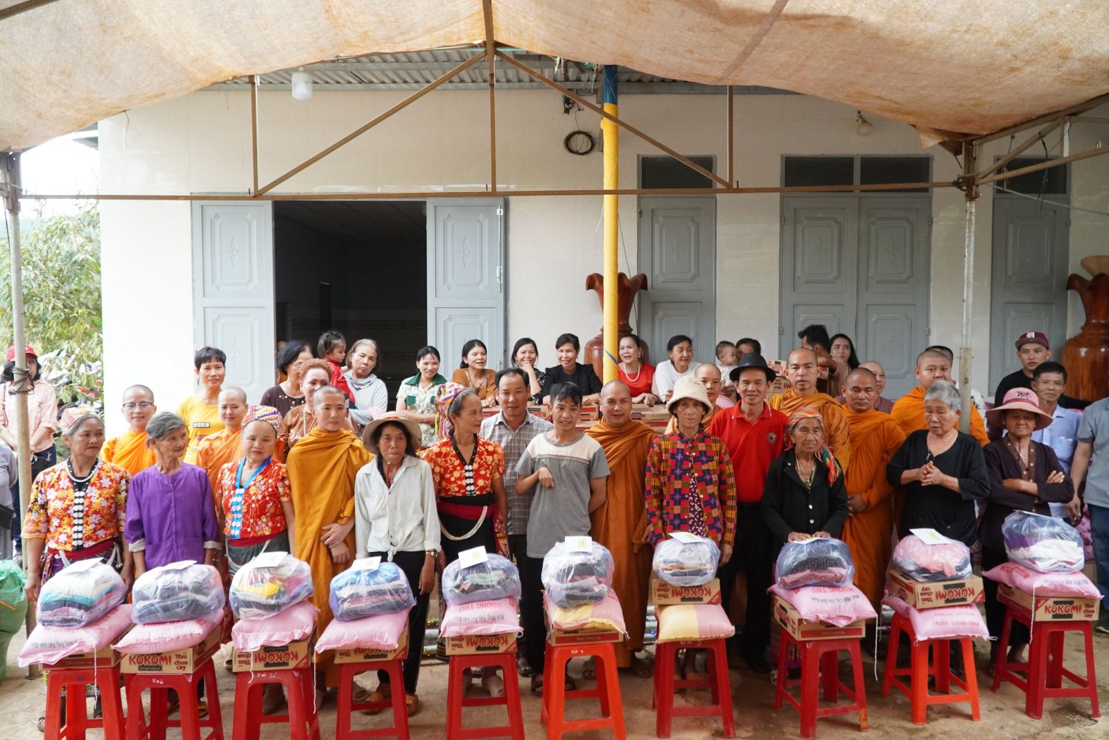 Tịnh xá Ngọc Đạt kết nối chư Tăng Ni Hệ phái Khất sĩ tỉnh Vĩnh Long trao tặng 150 phần quà tại xã Trường Xuân