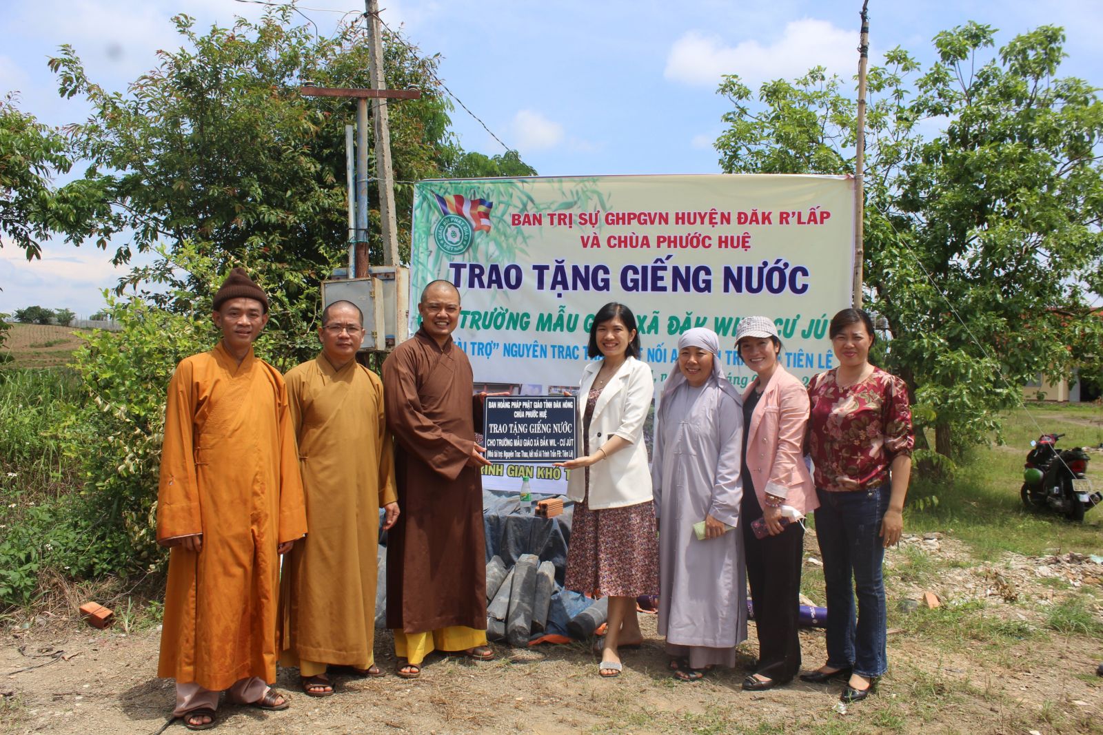 Ban Trị Sự GHPGVN Huyện Đăk R'Lấp, cùng chùa Phước Huệ trao tặng giếng nước.