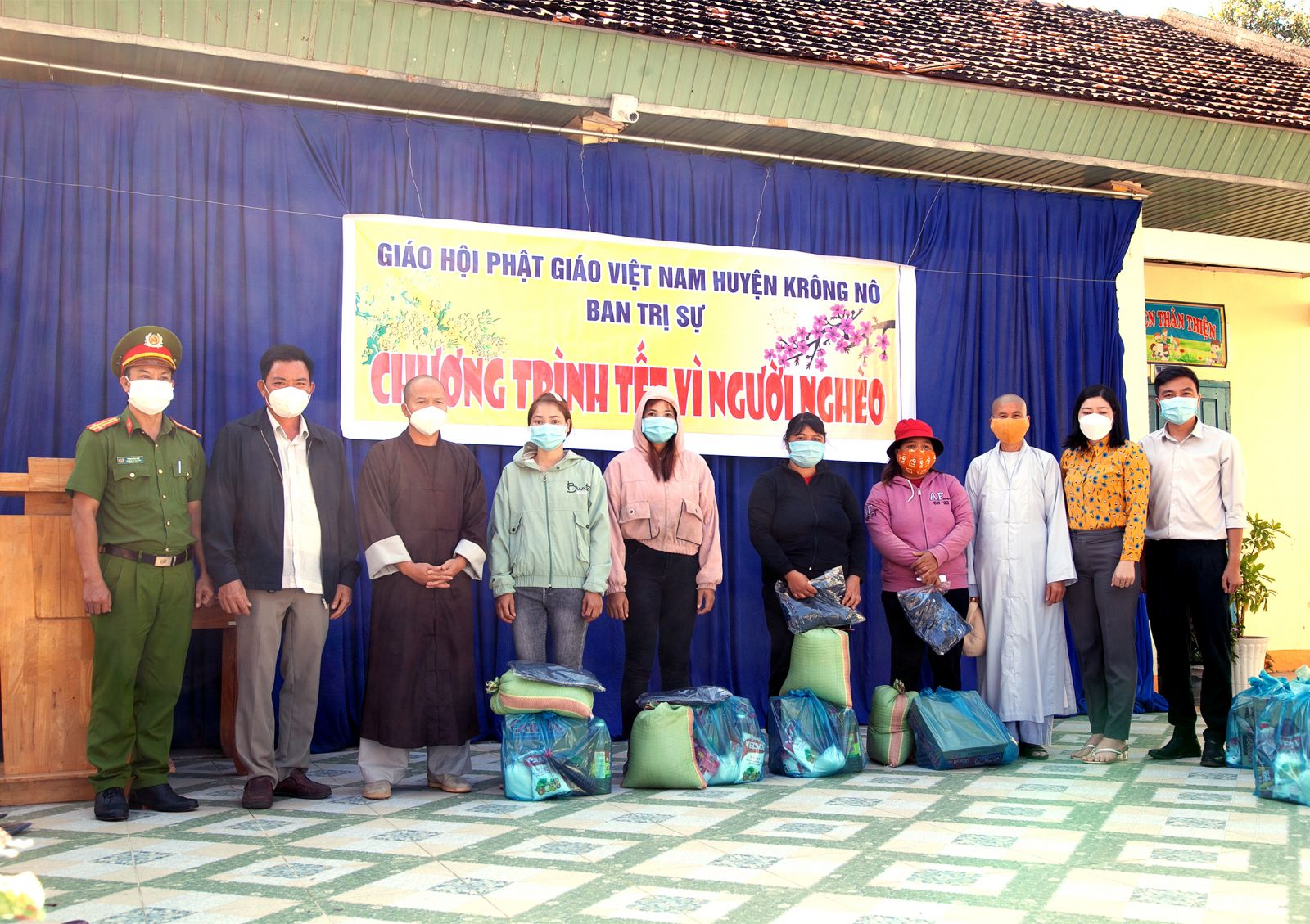 Krông Nô – Ban trị sự PG  huyện Krông Nô tặng quà tết cho người nghèo nhân dịp tết đến xuân về.