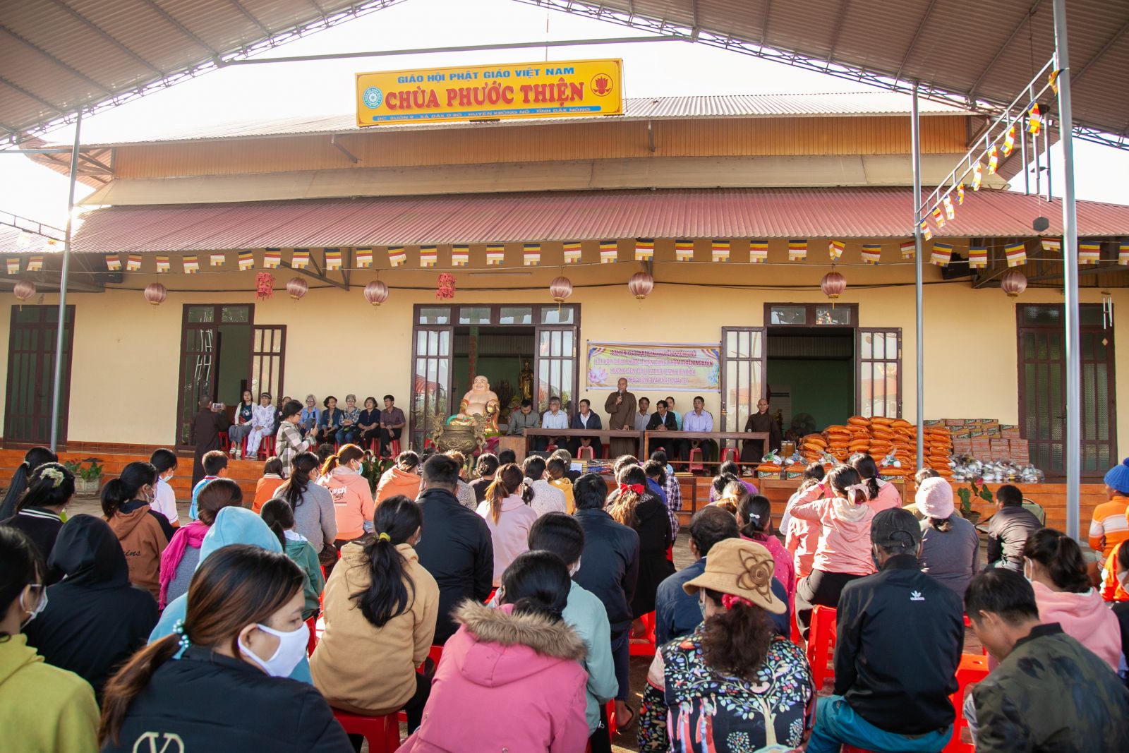 BTS PG huyện K'Rông Nô phối hợp với chùa Phước Thiện kết nối trao tặng 11 suất học bổng và 100 phần quà tết tại xã Đăk Drô