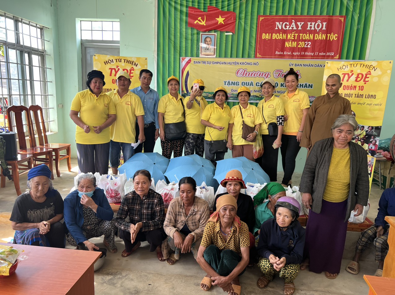 Krông Nô – BTS GHPH huyện kết nối với nhóm thiện nguyện Tỷ Đệ thành phố HCM phát quà cho người nghèo tại xã Đăk Nang.