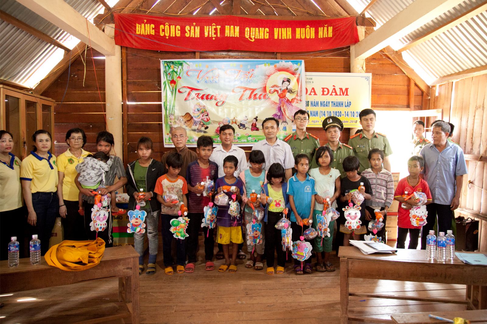 Krông Nô, chùa Pháp Hoa tổ chức tặng quà trung thu cho các em thiếu nhi tại Buôn 9, xã Đăk Drô và Bon Đru , thị trấn Đăk Mâm, huyện Krông Nô.