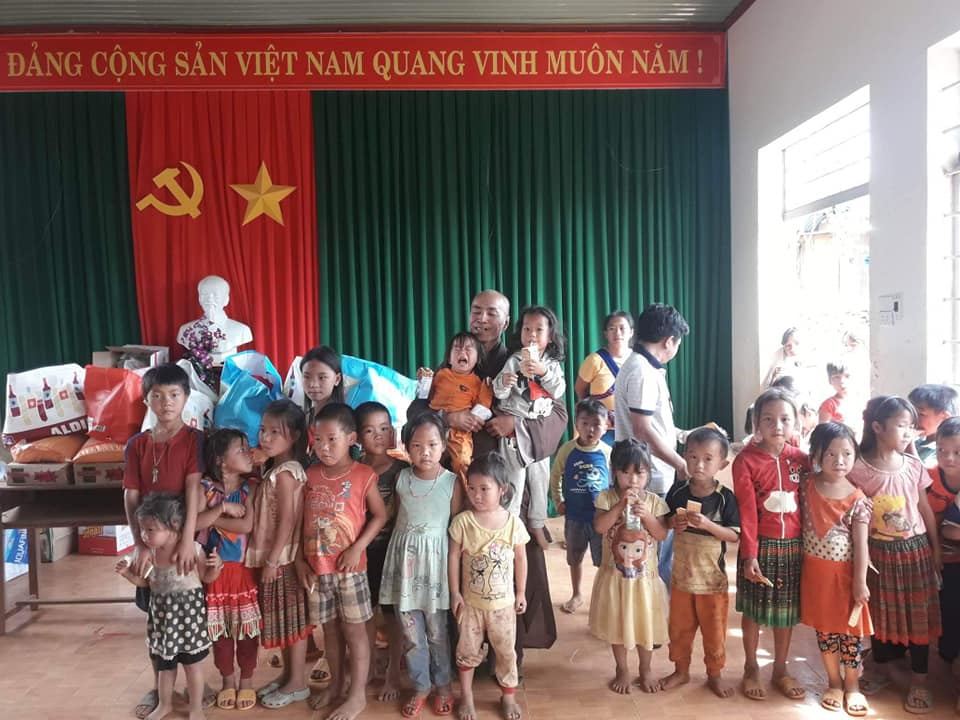 Đạo tràng Phước Bảo xã Đắk Ngo tặng quà tết cho đồng bào nghèo