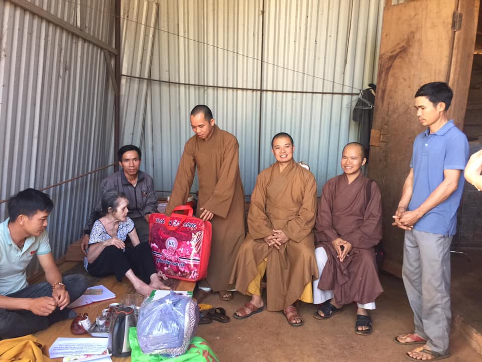 Nhóm Phật tử thiện nguyện Chung Một Tấm Lòng hỗ trợ người già bệnh tại huyện Tuy Đức