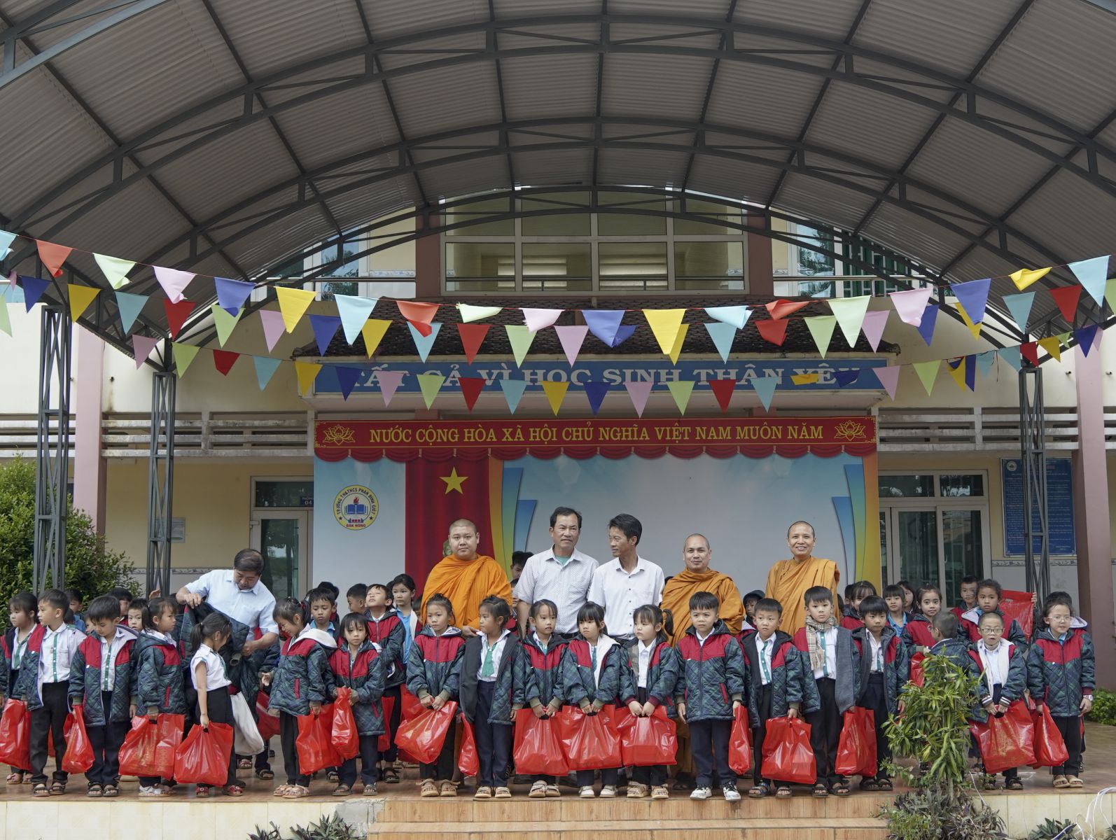 Tịnh xá Ngọc Đạt trao tặng 400 phần quà “Áo ấm mùa đông” đến các em học sinh tại phường Quảng Thành và xã Đắk R’Moan