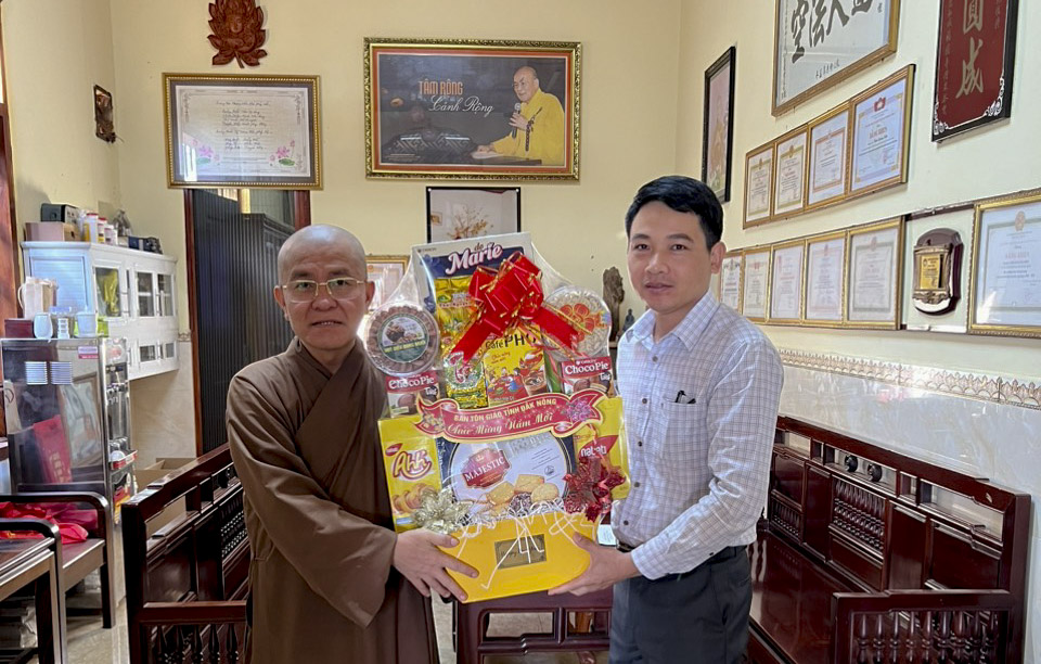 Ban Tôn giáo tỉnh Đắk Nông chúc mừng Xuân Giáp Thìn 2024 tại chùa Pháp Hoa