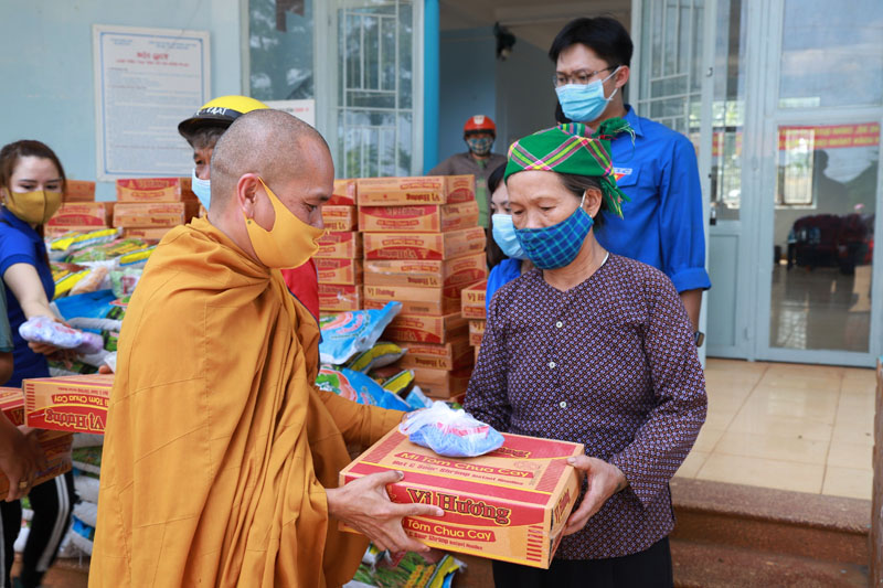 Tịnh xá Ngọc Đạt trao quà từ thiện nhân mùa Phật đản