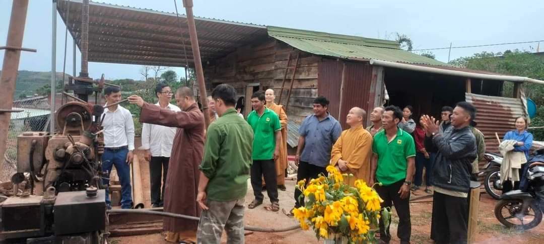  Đăk Song: Ban Từ thiện Xã hội Phật giáo tỉnh Đăk Nông làm lễ động thổ khoan giếng nước sạch tại bon Bu bah.