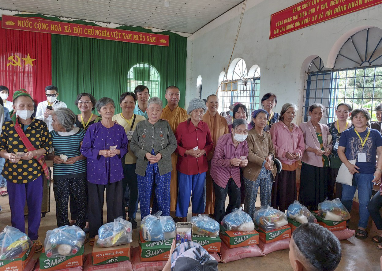 Chùa Quảng Phước kết nối Mạnh Thường Quân trao tặng 300 phần quà tại huyện Đắk Song