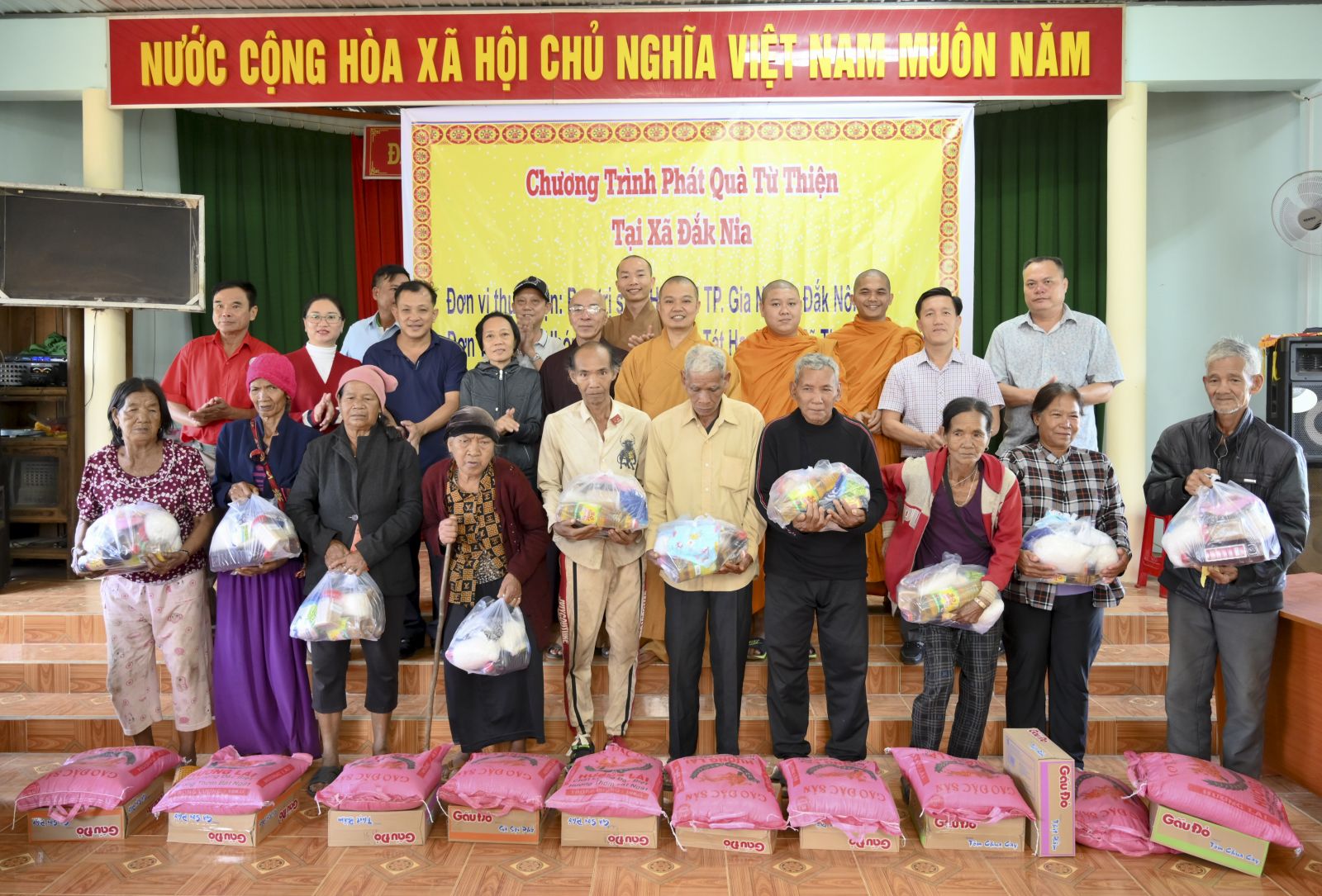 Tịnh xá Ngọc Đạt kết nối Mạnh Thường Quân tặng 200 phần quà đến bà con tại Bon Tinh Wel Đơm xã Đắk Nia