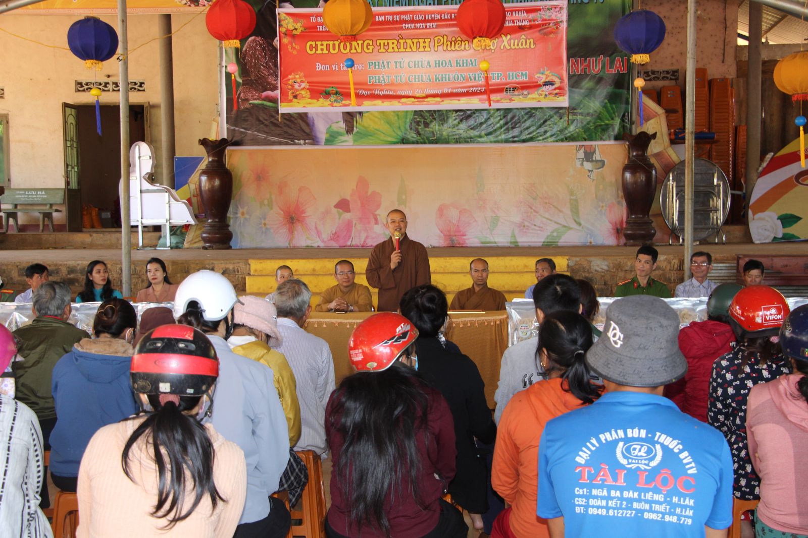 chùa Hoa Khai; trao tặng 150 phần quà tết cho những hộ gia đình khó khăn, trẻ em mồ côi tại hai xã Đạo Nghĩa và Nghĩa Thắng