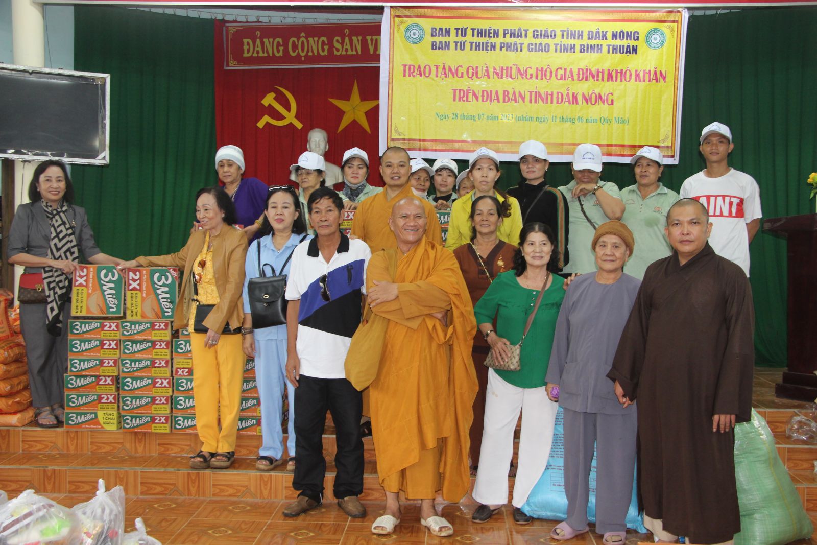 Ban Từ thiện Xã hội Phật giáo tỉnh trao tặng 200 phần quà đến đồng bào khó khăn tại tỉnh Đăk Nông.