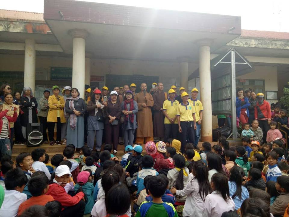 Tặng 1000 xuất quà tết cho học sinh nghèo Đắk R'măng, Đắk Glong