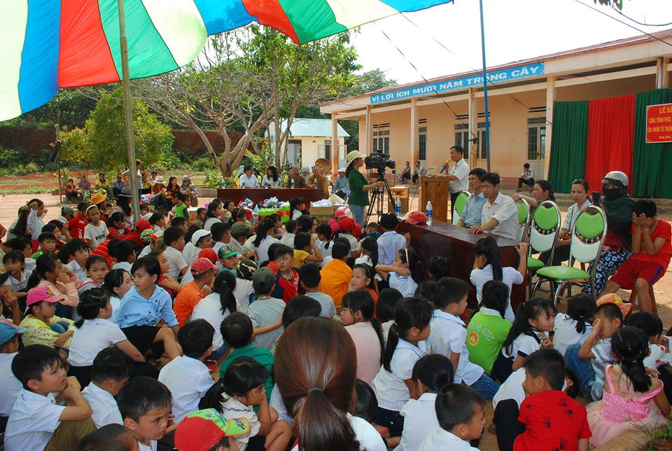 Phật giáo Đắk R'lấp trao tặng giếng và công trình vệ sinh trường học hướng về lễ Phật Đản Vesak 2019