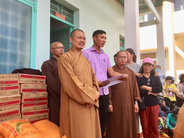Ban từ thiện Phật Giáo Đắk R'lấp tặng 100 phần quà cho hộ gia đình nghèo tại xã Kiến Thành, Đắk Nông 