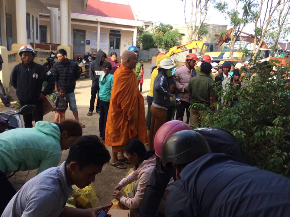 Tịnh Xá Ngọc Hà tặng 100 phần quà tết tại Đắk Gằn