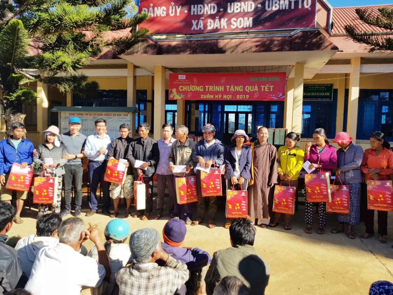 Tặng 500 phần quà tết Kỷ Hợi cho người nghèo xã Đắk Som-Đắk Glong