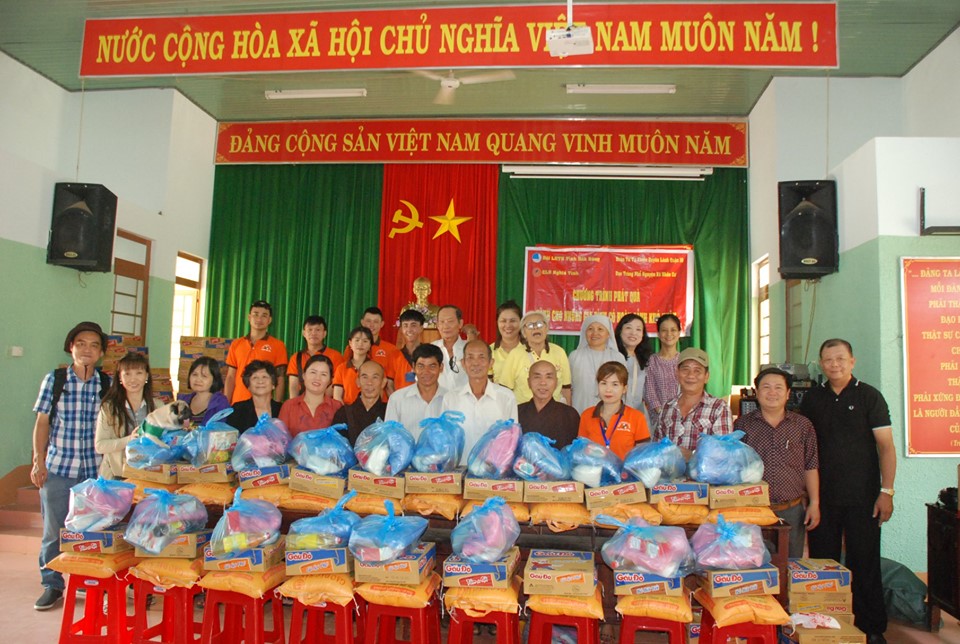 Đạo tràng Phổ Nguyện Nhân Cơ tặng quà cho người nghèo ở xã Đắk Nia,