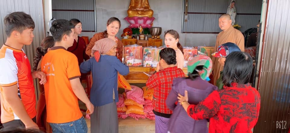 Tặng quà Vu Lan cho đồng bào nghèo ở Đắk Ha, Đắk Glong.